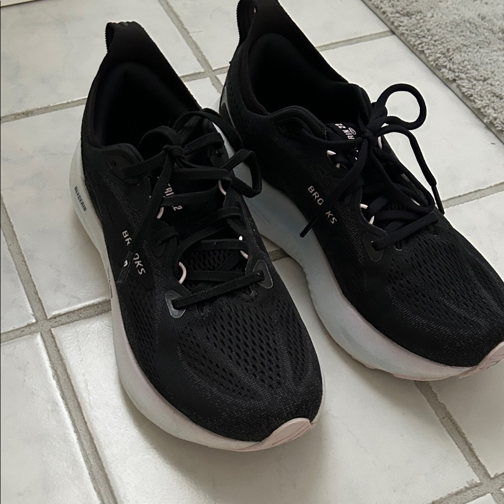 Brooks Women's Glycerin 22 LIKE NEW Black Running Shoes with lilac color bottom